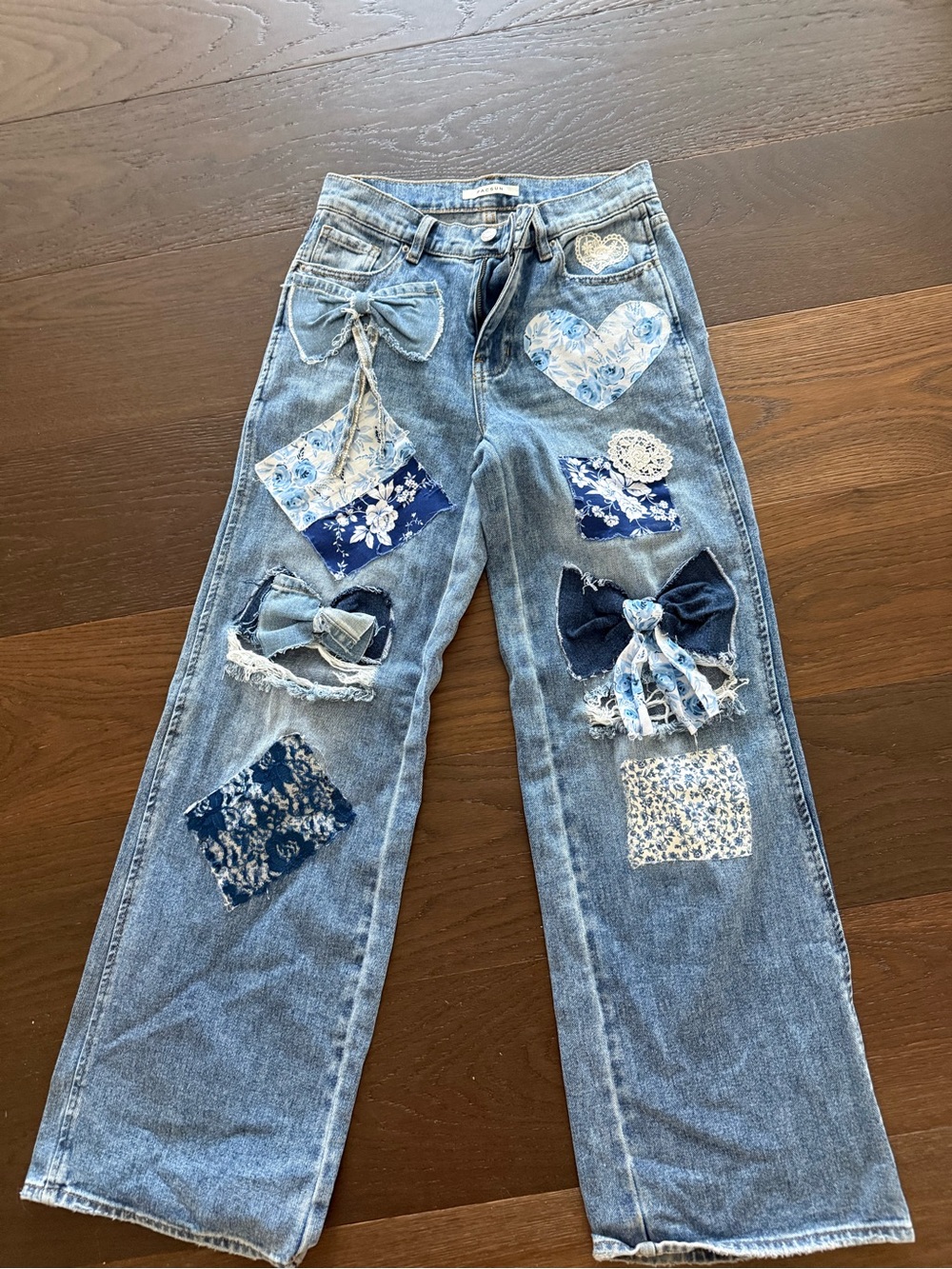 Women's Blue Patchwork Bow Jeans - Light Wash